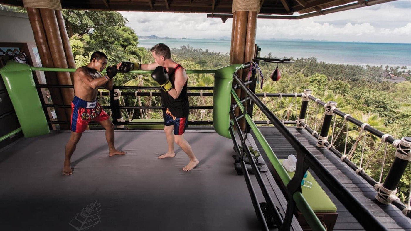 Ring de Muay Thaï avec vue sur la mer