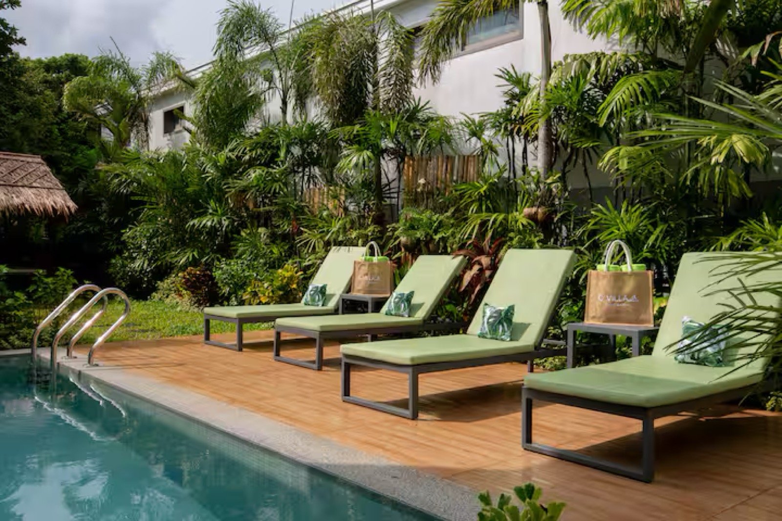 Transats au bord de la piscine
